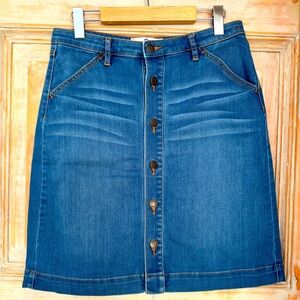 EUC Cute above-the-knee, button down denim skirt. M.
